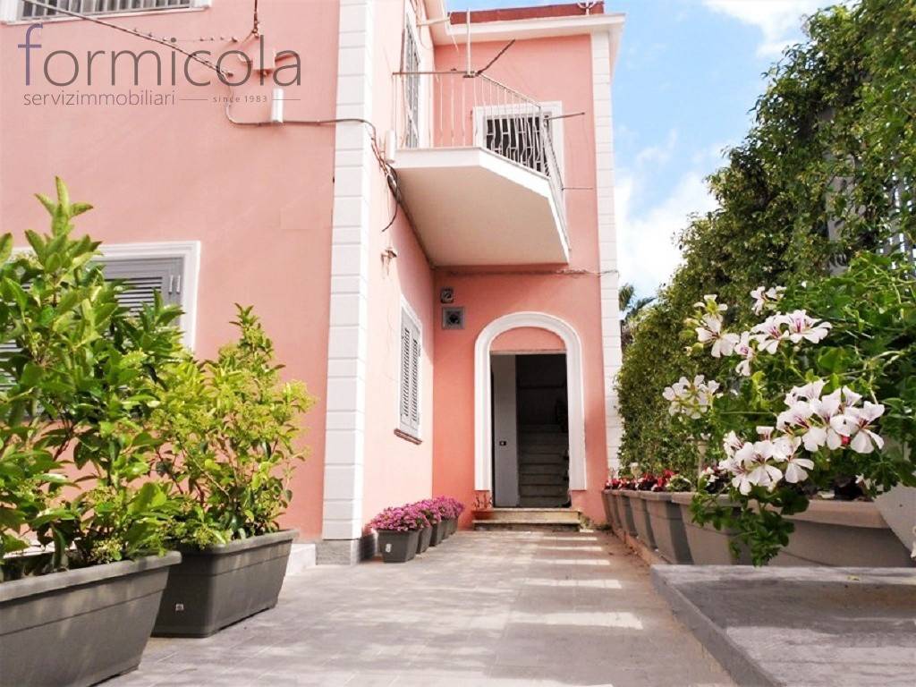 Villa in vendita a Portici, 6 locali, prezzo € 590.000 | CambioCasa.it