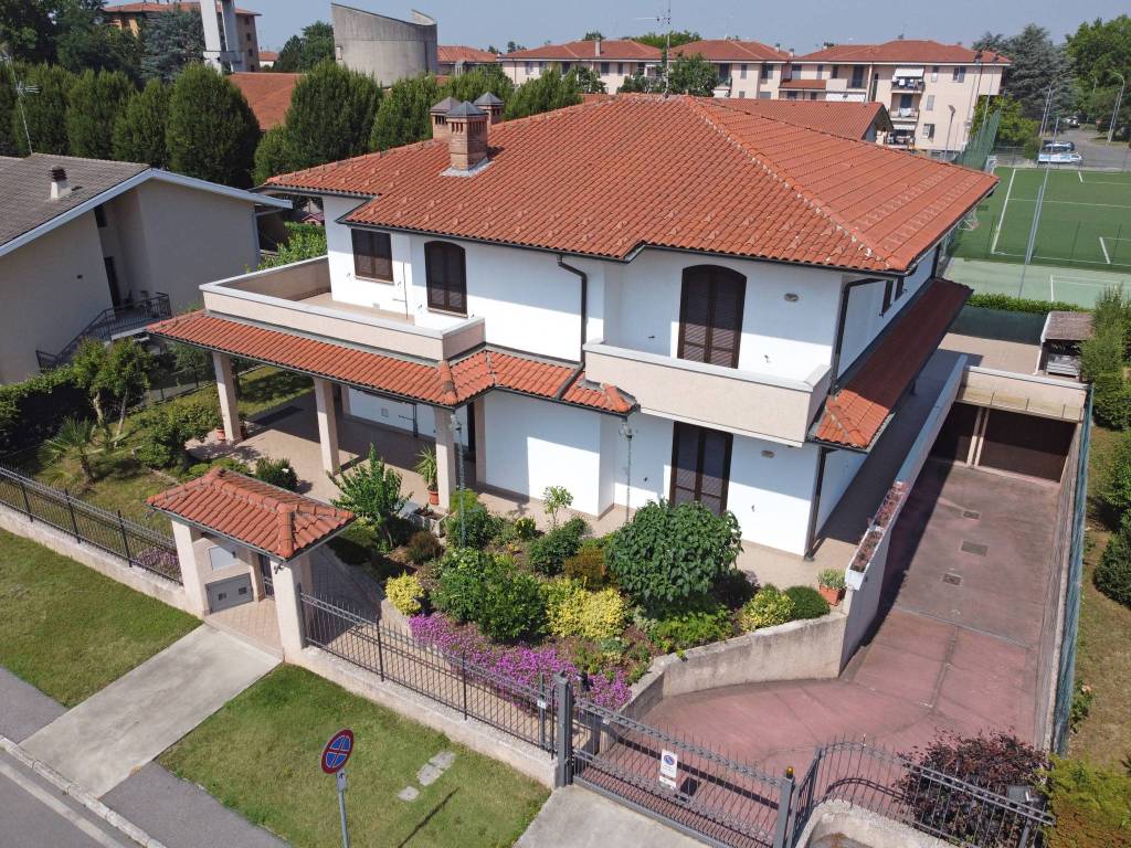 Villa in vendita a Cassano d'Adda, 9 locali, Trattative riservate | PortaleAgenzieImmobiliari.it