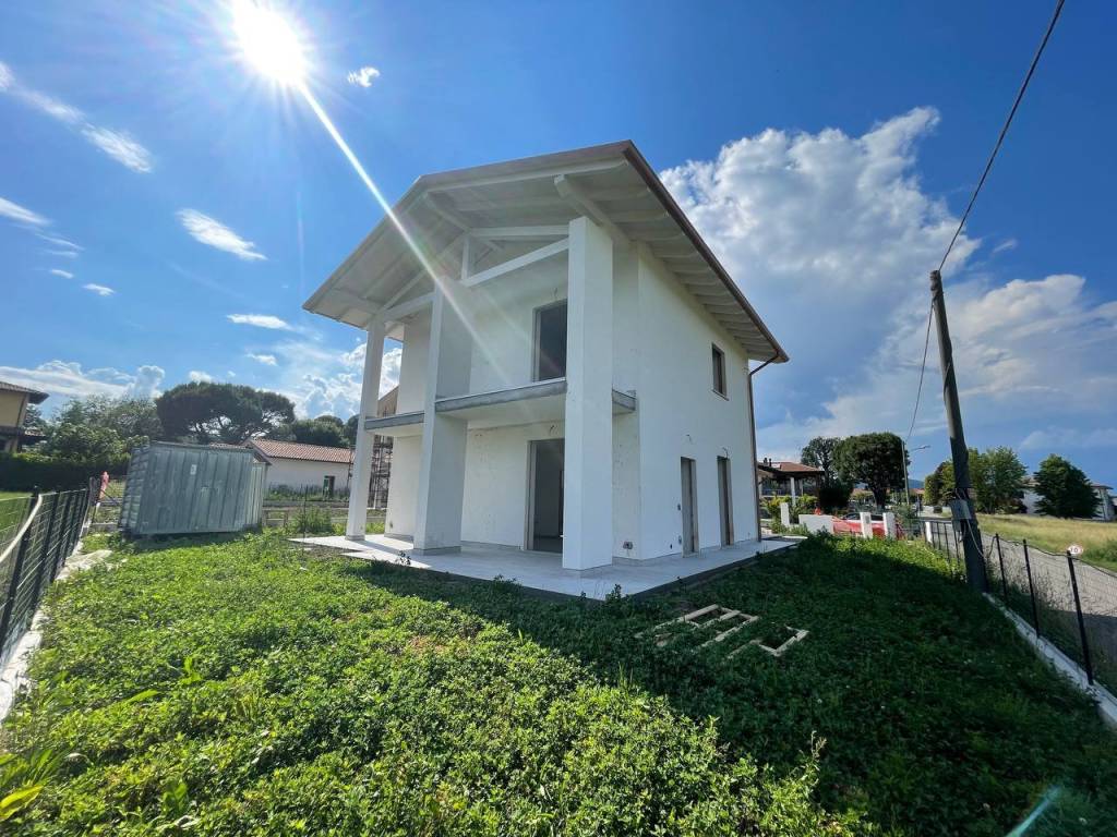 Villa in vendita a Angera, 5 locali, prezzo € 310.000 | PortaleAgenzieImmobiliari.it