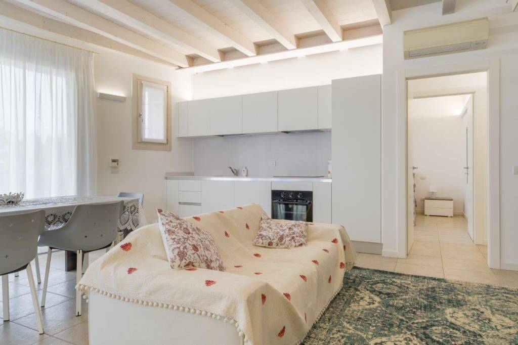 Appartamento in affitto a Sirmione, 4 locali, prezzo € 2.200 | CambioCasa.it