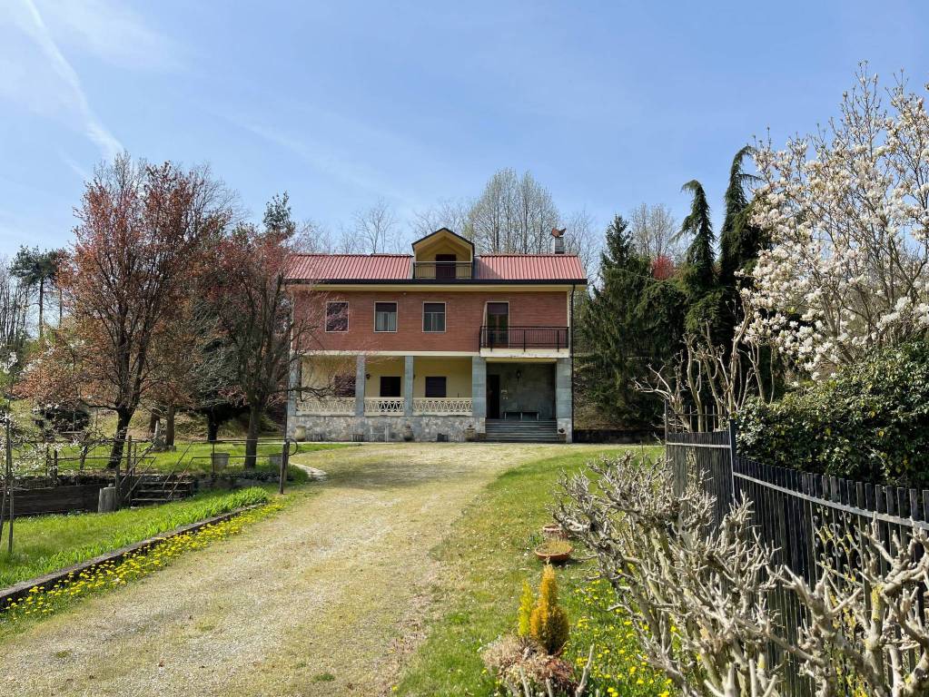 Villa in vendita a Baldissero d'Alba, 13 locali, prezzo € 198.000 | PortaleAgenzieImmobiliari.it
