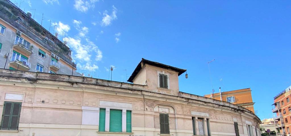Palazzo / Stabile in vendita a Roma, 6 locali, zona Zona: 14 . San Giovanni, Re di Roma, P.ta Metronia, Trattative riservate | CambioCasa.it