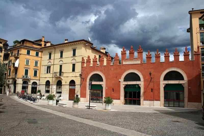 Negozio / Locale in affitto a Verona, 3 locali, zona Zona: 2 . Veronetta, prezzo € 2.500 | CambioCasa.it