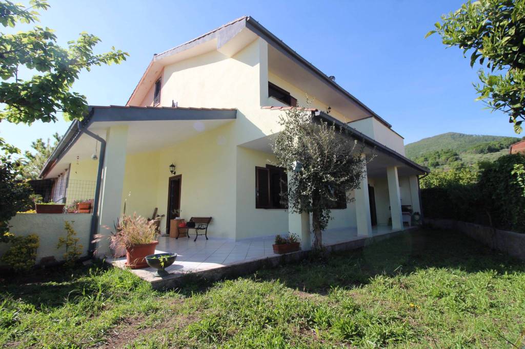 Villa in vendita a Trevignano Romano, 4 locali, prezzo € 265.000 | CambioCasa.it