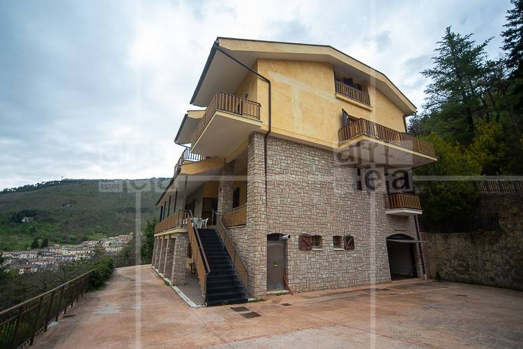 Villa in vendita a Fiuminata, 15 locali, prezzo € 500.000 | CambioCasa.it