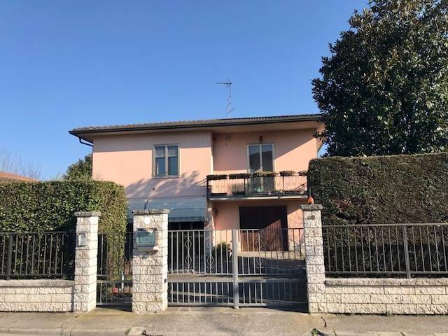 Villa in vendita a Porto Mantovano, 9 locali, prezzo € 300.000 | CambioCasa.it