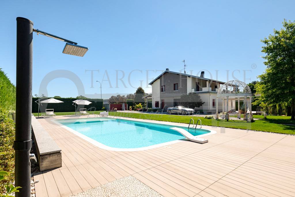 Villa in vendita a Robecco sul Naviglio, 6 locali, prezzo € 990.000 | PortaleAgenzieImmobiliari.it