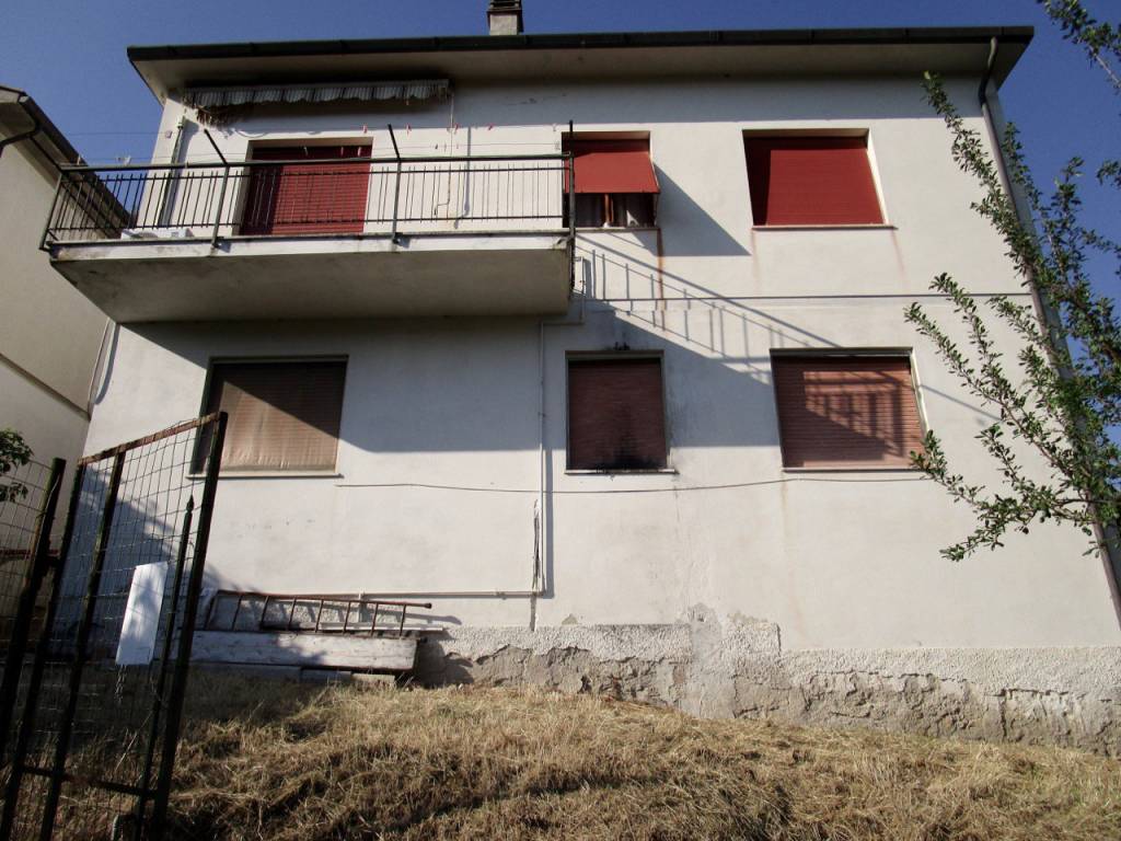 Villa in vendita a Fauglia, 6 locali, prezzo € 190.000 | CambioCasa.it