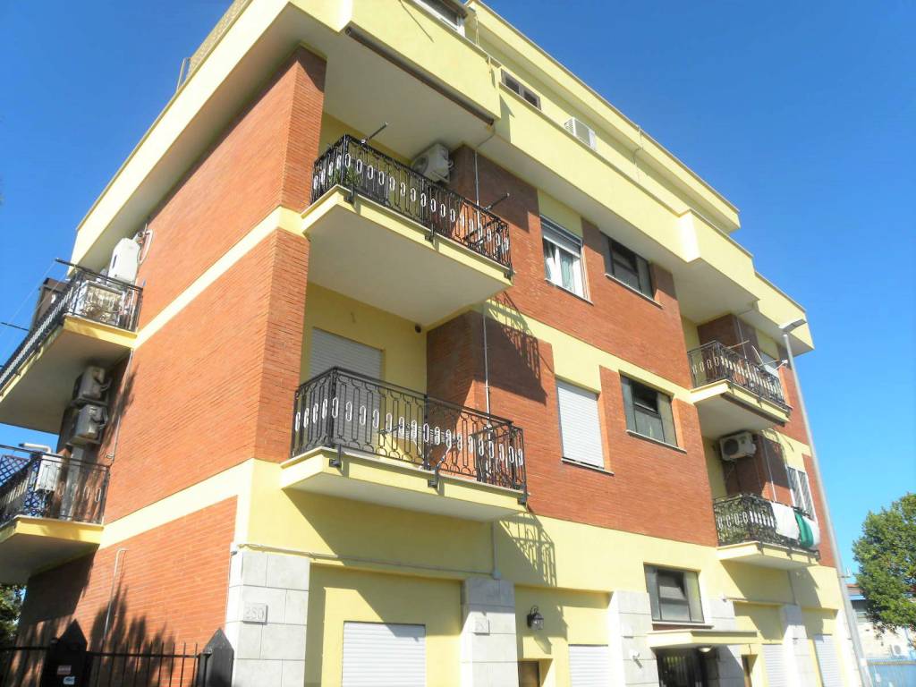Appartamento in vendita a Roma, 2 locali, zona Zona: 36 . Finocchio, Torre Gaia, Tor Vergata, Borghesiana, prezzo € 95.000 | CambioCasa.it