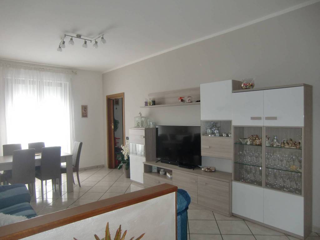 Appartamento in vendita a Canzo, 4 locali, prezzo € 145.000 | PortaleAgenzieImmobiliari.it