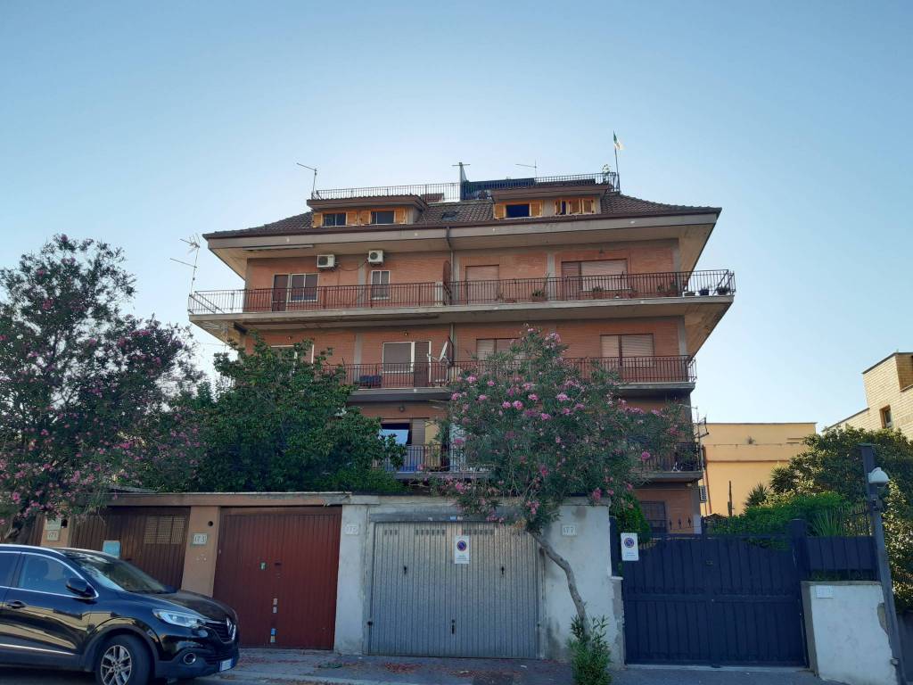 Appartamento in vendita a Roma, 3 locali, zona Zona: 36 . Finocchio, Torre Gaia, Tor Vergata, Borghesiana, prezzo € 199.000 | CambioCasa.it