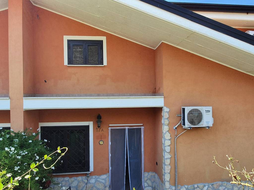Villa in vendita a Guidonia Montecelio, 5 locali, prezzo € 199.000 | CambioCasa.it