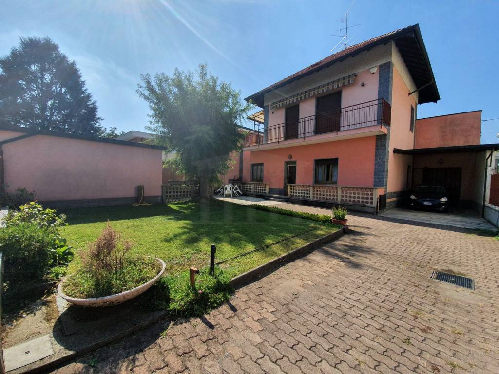 Villa in vendita a Busto Arsizio, 5 locali, prezzo € 279.000 | PortaleAgenzieImmobiliari.it