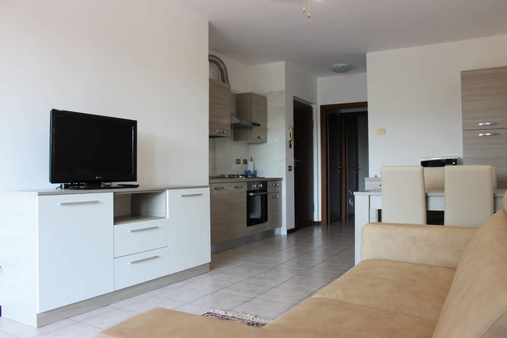 Appartamento in affitto a Desenzano del Garda, 2 locali, prezzo € 750 | CambioCasa.it