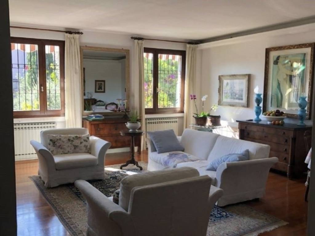 Appartamento in affitto a Desenzano del Garda, 4 locali, prezzo € 1.200 | CambioCasa.it
