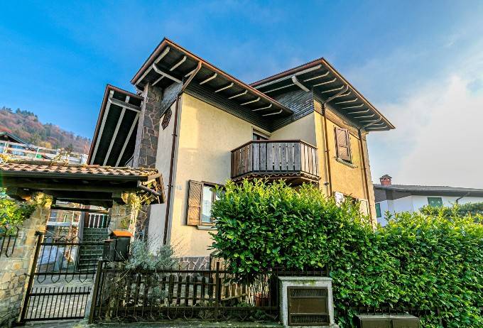 Villa in vendita a Selvino, 10 locali, prezzo € 229.000 | PortaleAgenzieImmobiliari.it