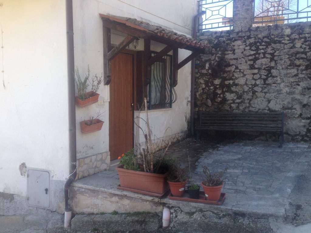 Appartamento in vendita a Orvinio, 2 locali, prezzo € 32.000 | CambioCasa.it