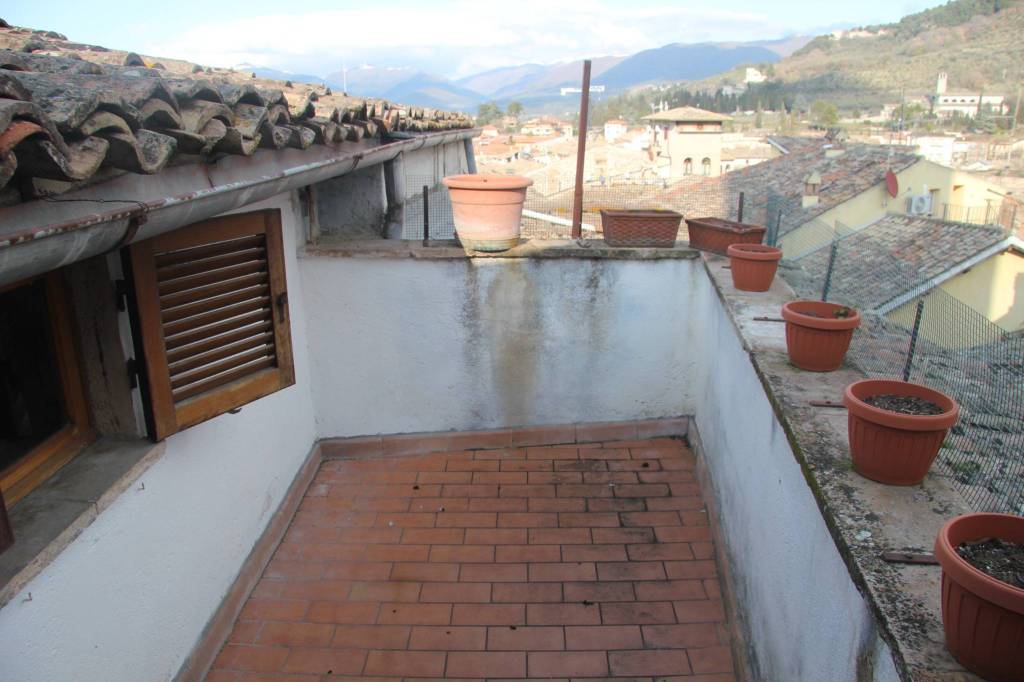 Appartamento in vendita a Spoleto, 4 locali, prezzo € 100.000 | PortaleAgenzieImmobiliari.it