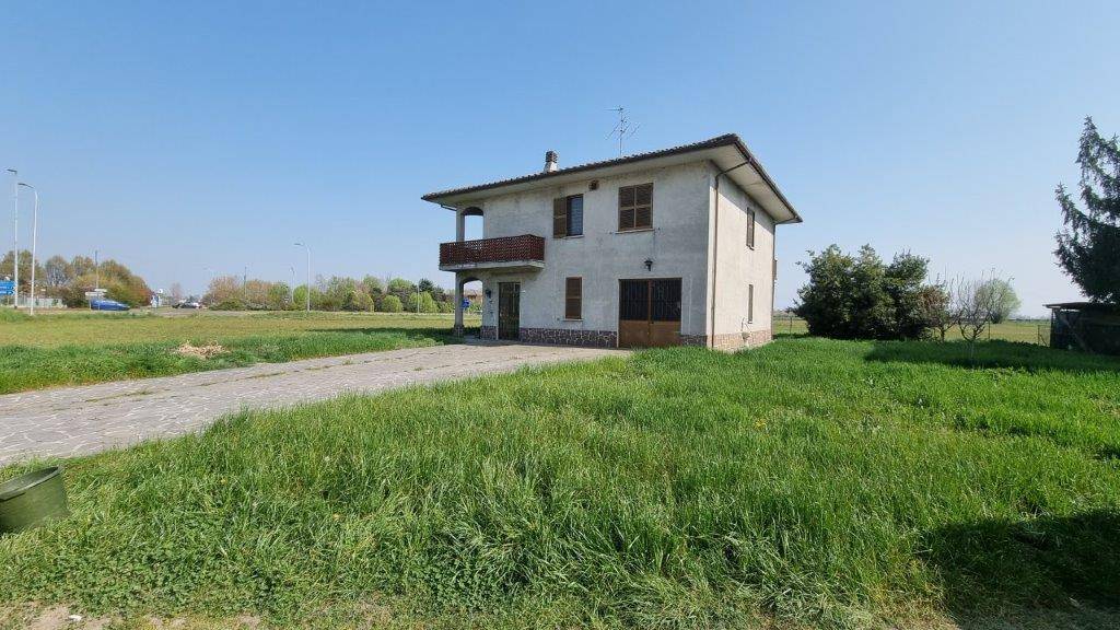 Villa in vendita a Pandino, 4 locali, prezzo € 290.000 | CambioCasa.it