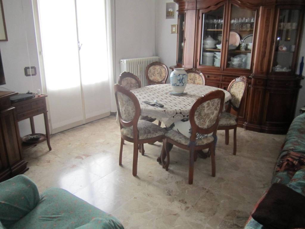 Appartamento in vendita a Pesaro, 7 locali, prezzo € 269.000 | CambioCasa.it