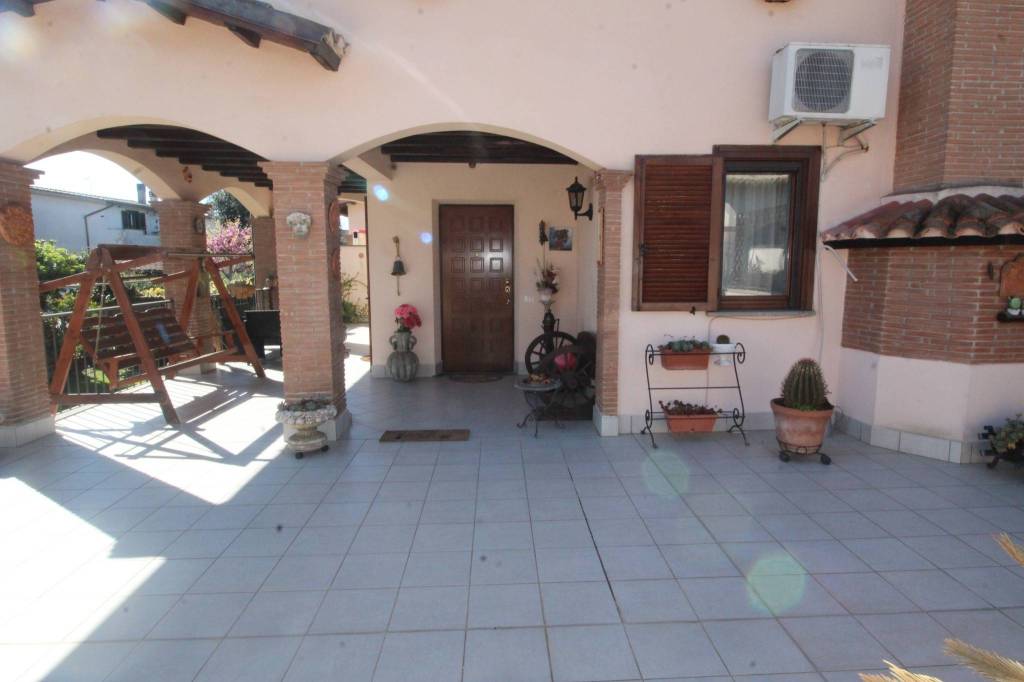 Villa in vendita a Anguillara Sabazia, 4 locali, prezzo € 330.000 | CambioCasa.it