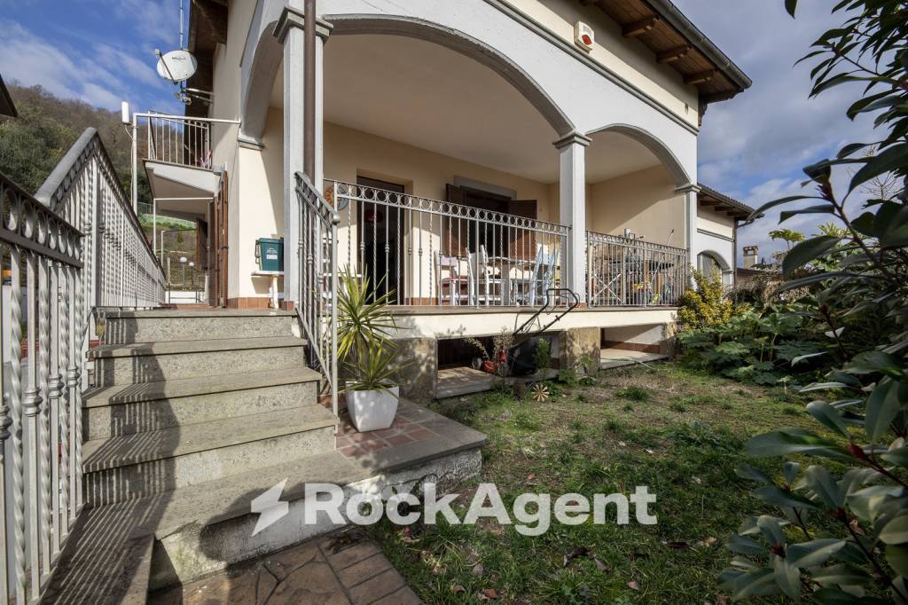 Villa in vendita a Bracciano, 6 locali, prezzo € 300.000 | CambioCasa.it