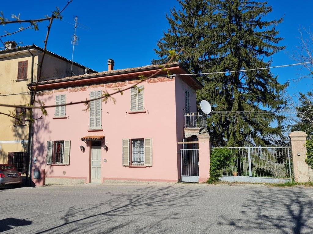 Villa in vendita a Montù Beccaria, 8 locali, prezzo € 190.000 | CambioCasa.it