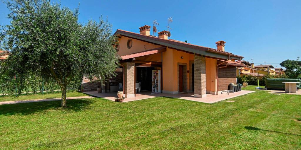 Villa in vendita a Formello, 5 locali, prezzo € 350.000 | CambioCasa.it