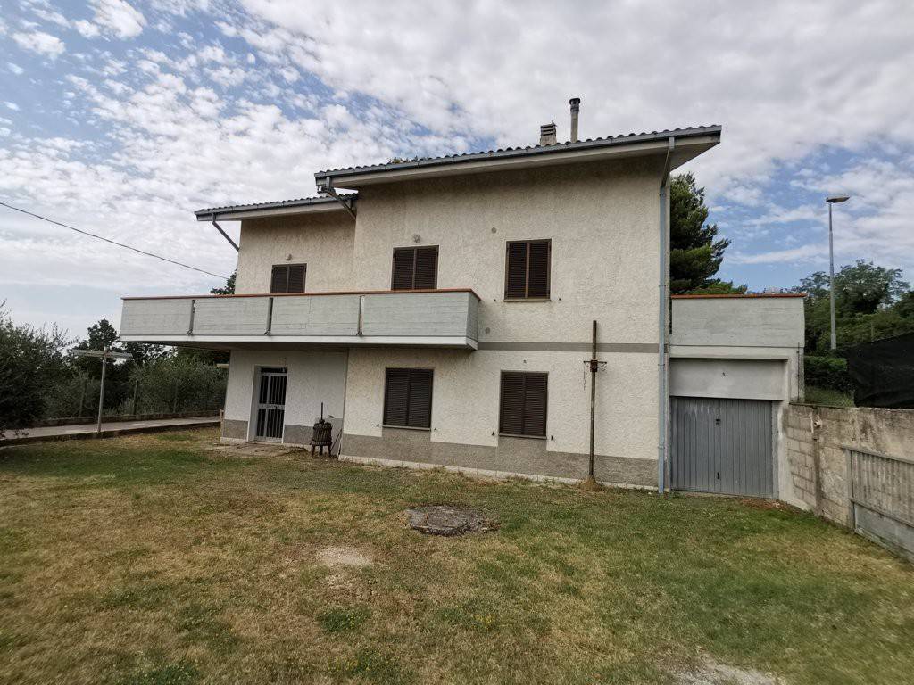 Villa in vendita a Mombaroccio, 8 locali, prezzo € 250.000 | PortaleAgenzieImmobiliari.it