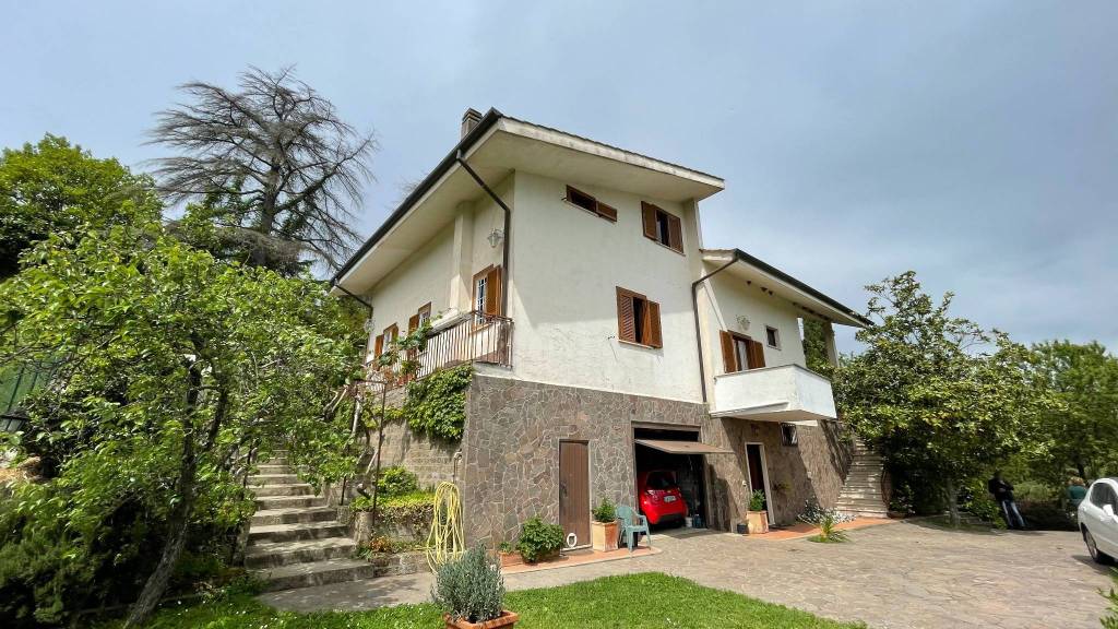 Villa in vendita a Rignano Flaminio, 7 locali, prezzo € 390.000 | CambioCasa.it