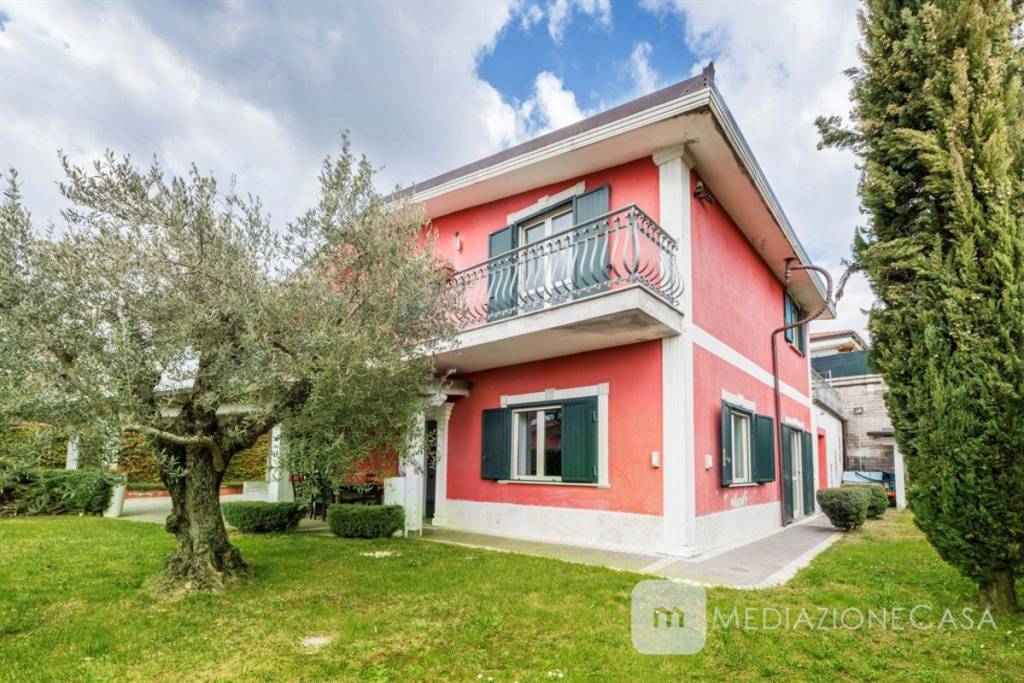 Villa in vendita a Artena, 4 locali, prezzo € 279.000 | CambioCasa.it