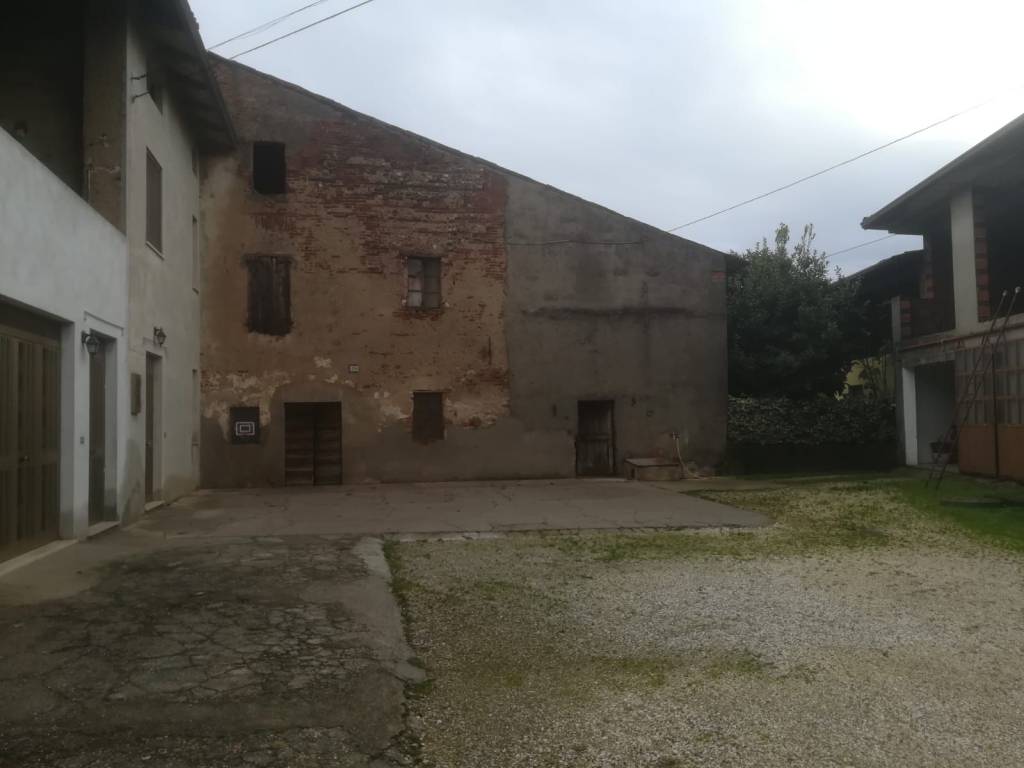 Rustico / Casale in vendita a Montichiari, 8 locali, prezzo € 220.000 | PortaleAgenzieImmobiliari.it