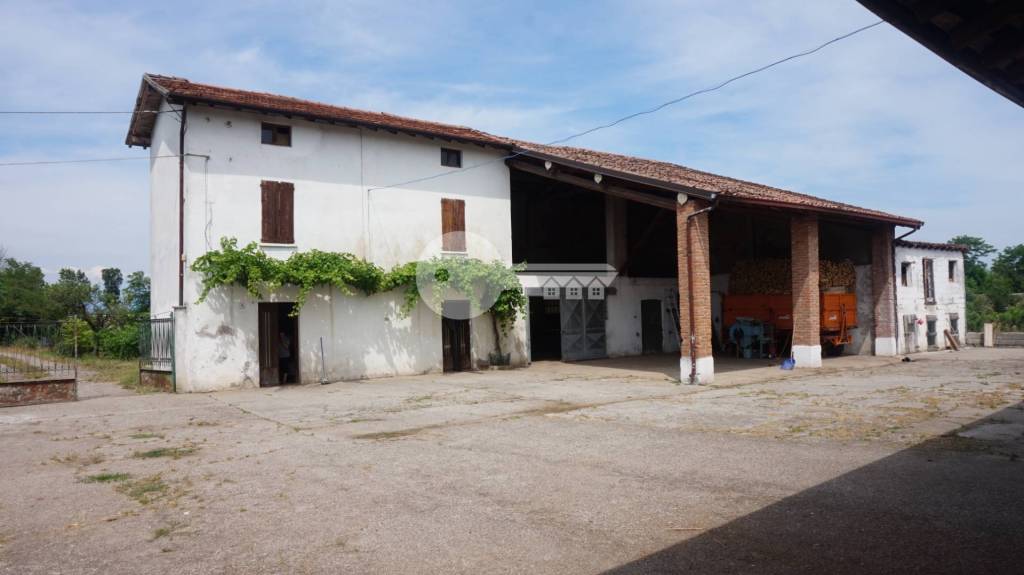 Rustico / Casale in vendita a Ghedi, 10 locali, prezzo € 270.000 | PortaleAgenzieImmobiliari.it