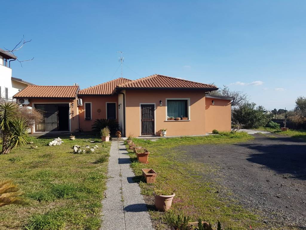 Villa in vendita a Pedara, 5 locali, prezzo € 280.000 | CambioCasa.it