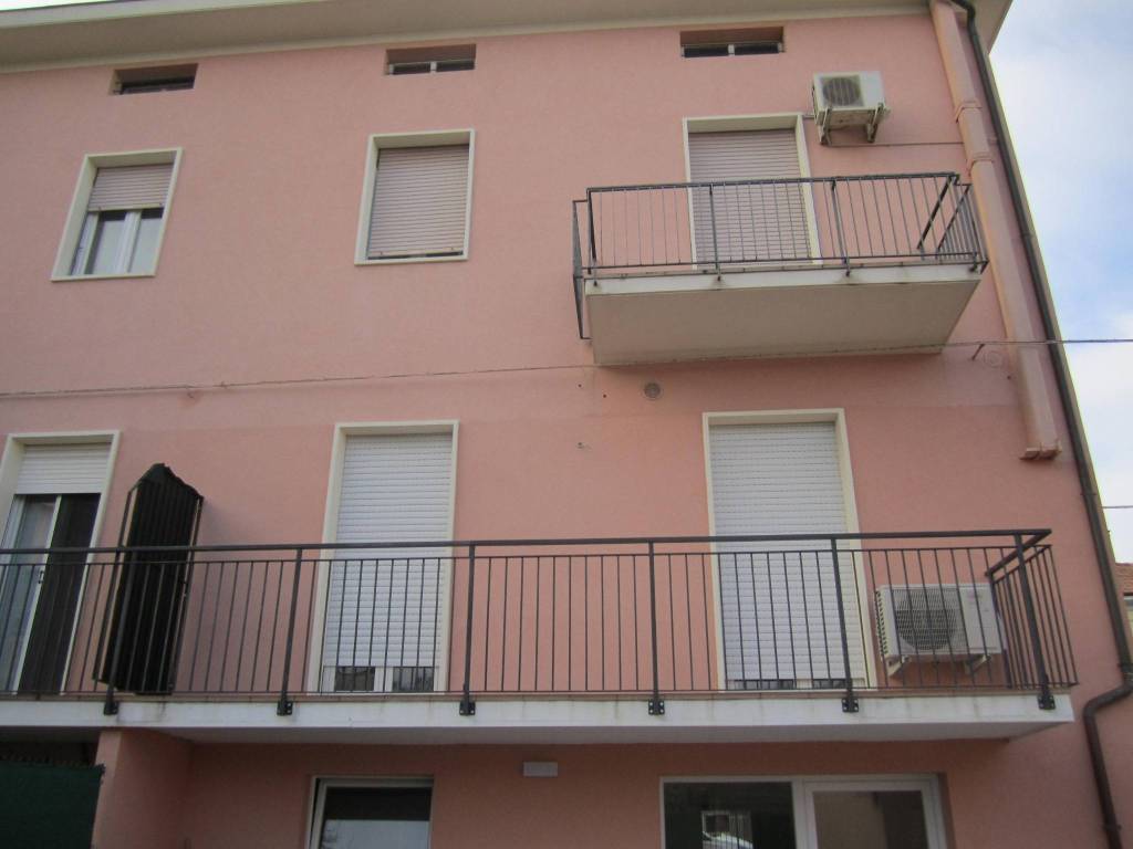 Appartamento in vendita a Pesaro, 5 locali, prezzo € 335.000 | PortaleAgenzieImmobiliari.it