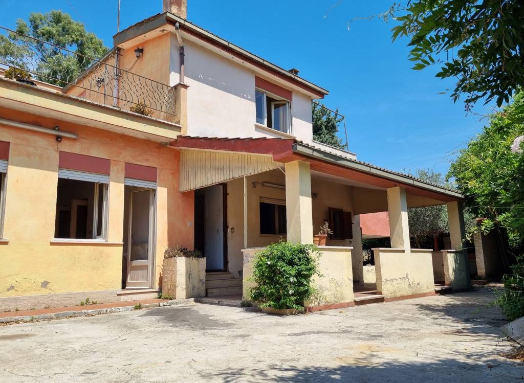 Villa in vendita a Ardea, 9 locali, prezzo € 149.000 | CambioCasa.it