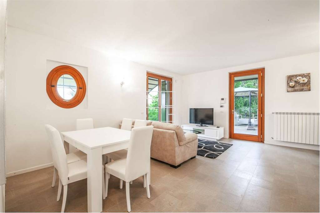 Villa in vendita a Polpenazze del Garda, 6 locali, prezzo € 780.000 | PortaleAgenzieImmobiliari.it