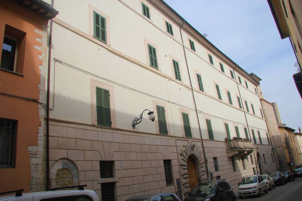 Appartamento in vendita a Spoleto, 11 locali, prezzo € 690.000 | PortaleAgenzieImmobiliari.it