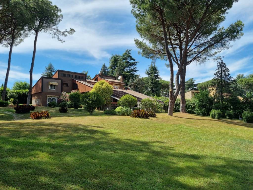 Villa in vendita a Roma, 14 locali, zona Zona: 42 . Cassia - Olgiata, prezzo € 1.800.000 | CambioCasa.it