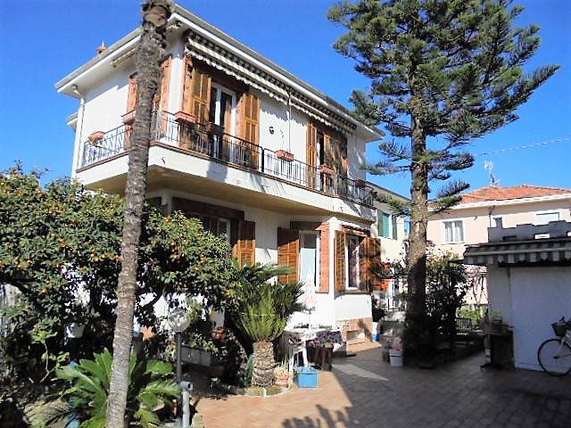 Villa in vendita a Bordighera, 6 locali, prezzo € 690.000 | PortaleAgenzieImmobiliari.it