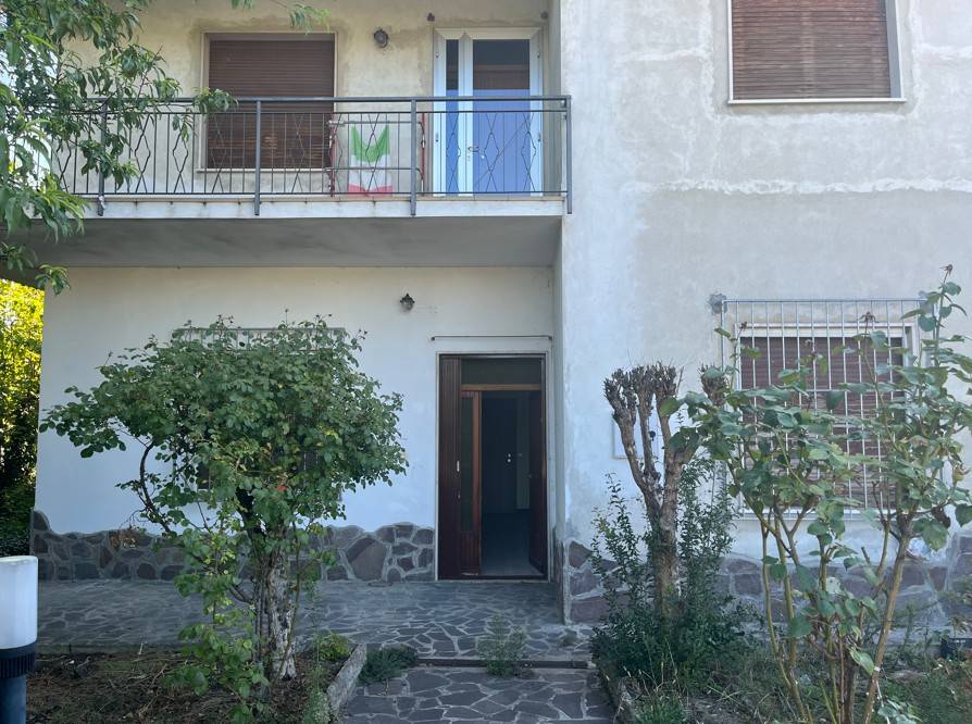 Villa in vendita a Curtatone, 9 locali, prezzo € 250.000 | PortaleAgenzieImmobiliari.it