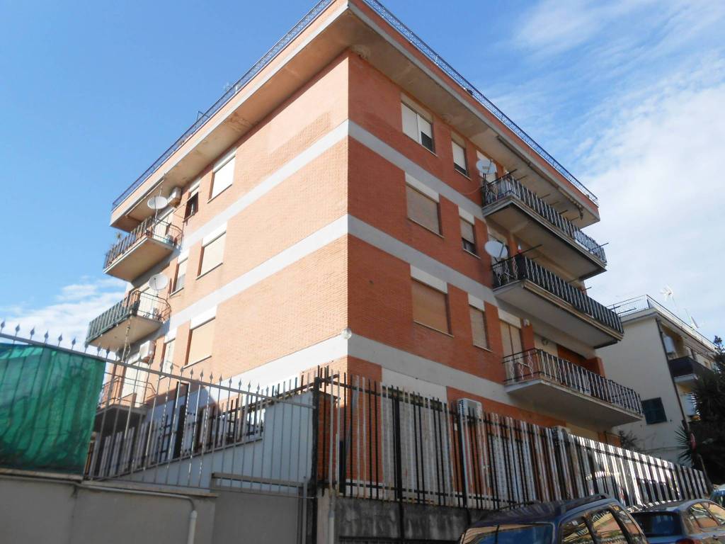 Appartamento in affitto a Roma, 3 locali, zona Zona: 36 . Finocchio, Torre Gaia, Tor Vergata, Borghesiana, prezzo € 1.000 | CambioCasa.it