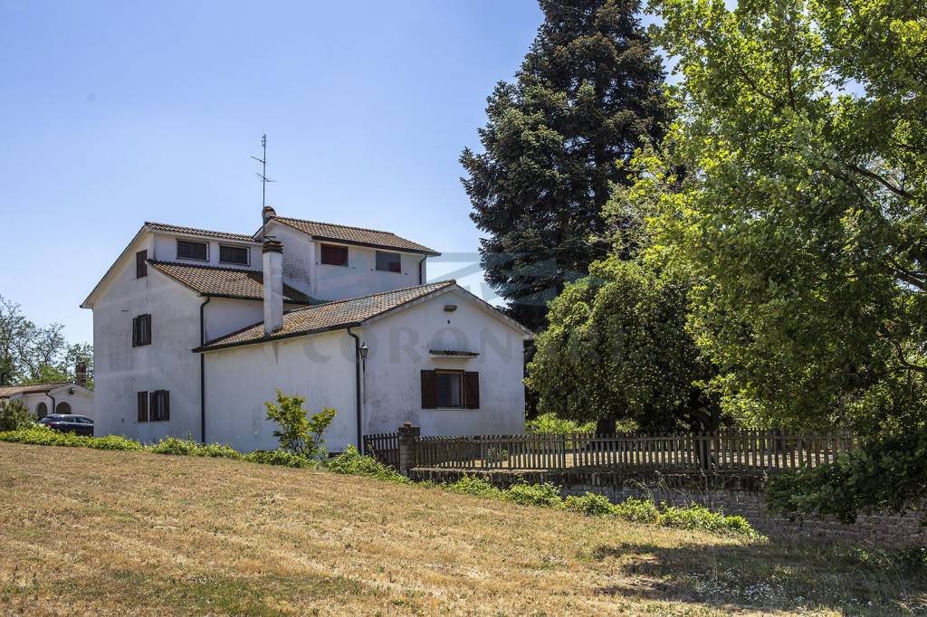 Villa in vendita a Pomezia, 7 locali, prezzo € 755.000 | CambioCasa.it