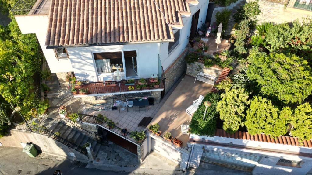 Villa in vendita a Vallecrosia, 8 locali, prezzo € 690.000 | PortaleAgenzieImmobiliari.it