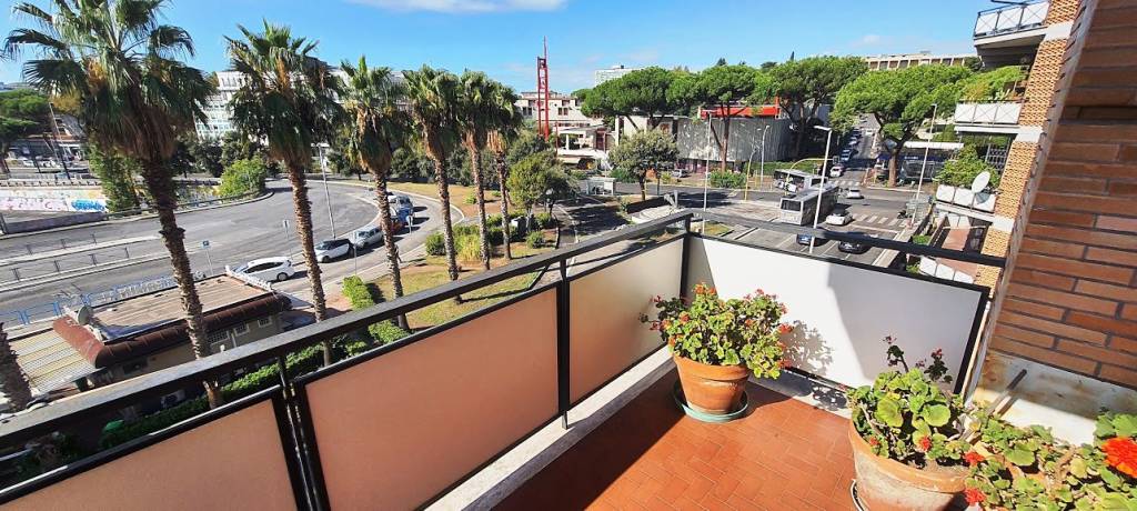 Appartamento in vendita a Roma, 5 locali, zona Zona: 21 . Laurentina, prezzo € 595.000 | CambioCasa.it