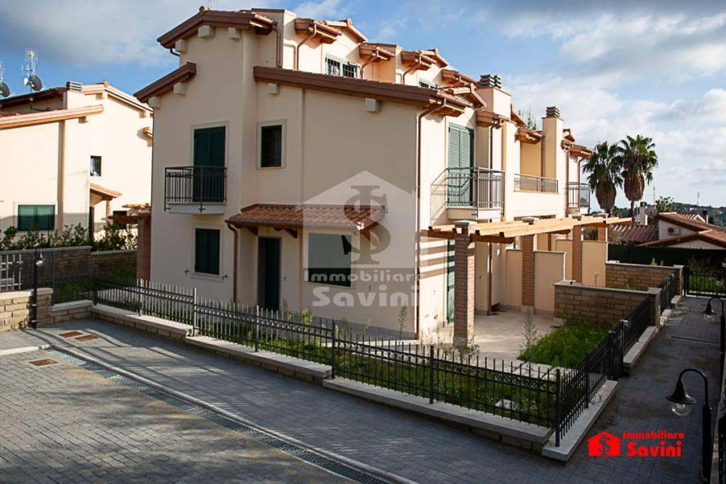 Villa a Schiera in vendita a Genzano di Roma, 4 locali, prezzo € 320.000 | CambioCasa.it