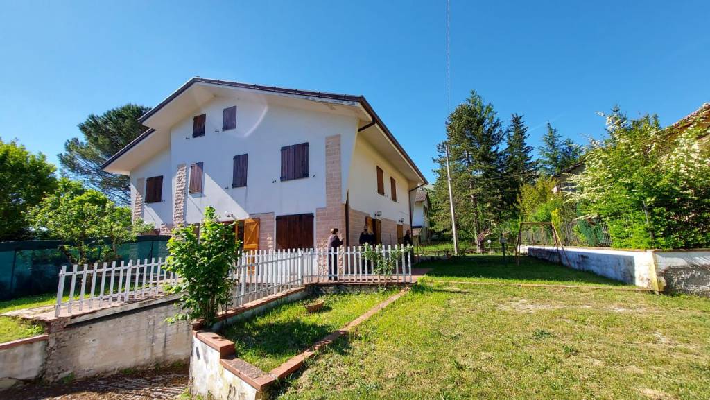 Villa a Schiera in vendita a Sarnano, 5 locali, prezzo € 140.000 | PortaleAgenzieImmobiliari.it