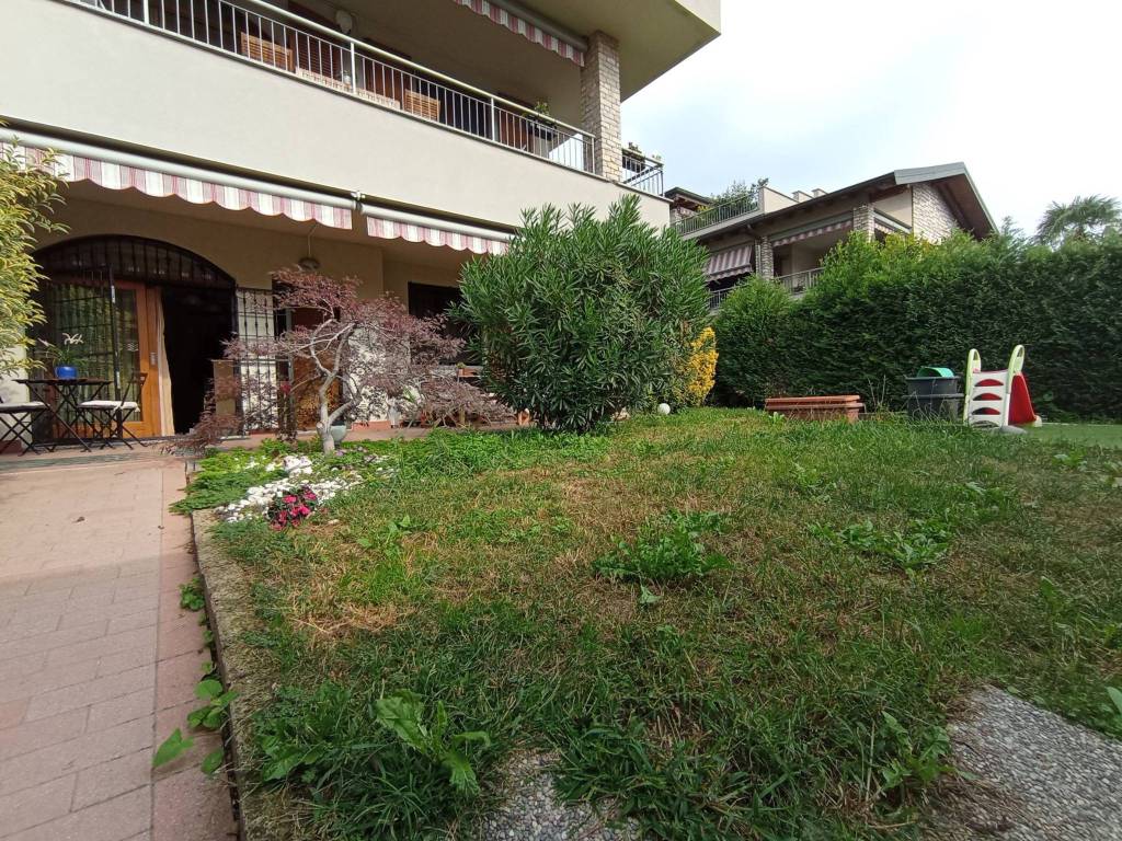 Appartamento in vendita a Trezzano Rosa, 4 locali, prezzo € 289.000 | CambioCasa.it