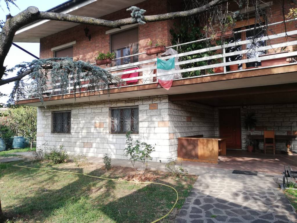 Villa in vendita a Porto Mantovano, 10 locali, prezzo € 350.000 | CambioCasa.it