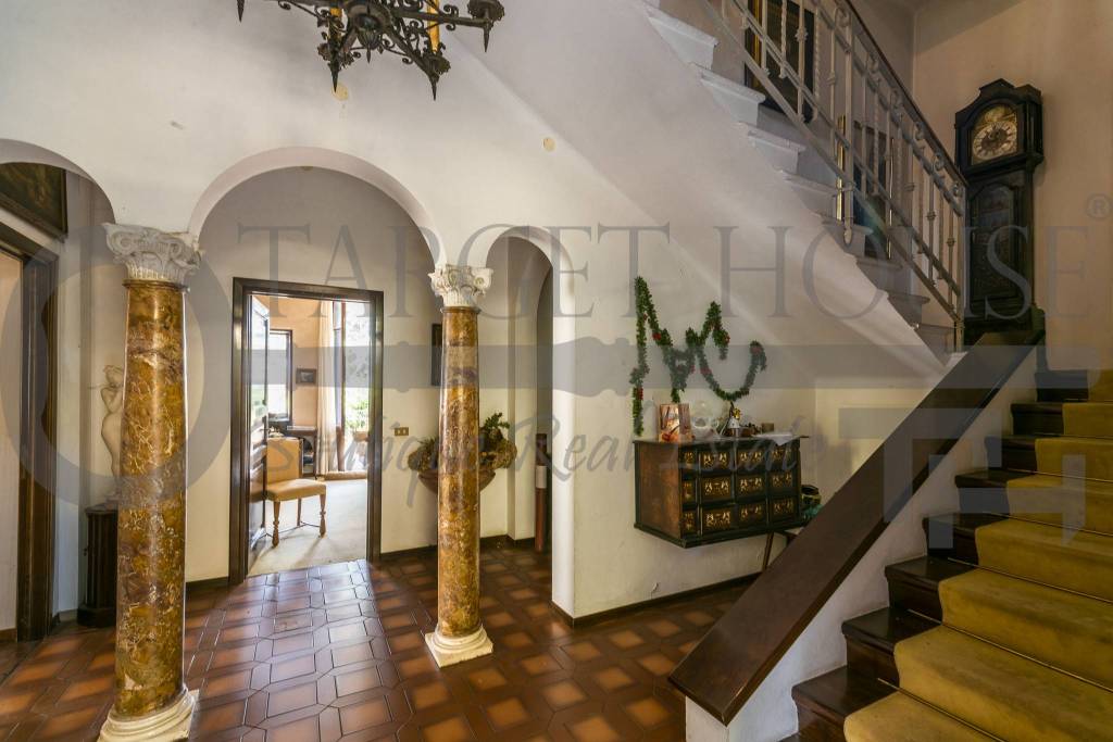 Villa in vendita a Como, 14 locali, zona Monte Olimpino - Sagnino - Tavernola, prezzo € 875.000 | PortaleAgenzieImmobiliari.it